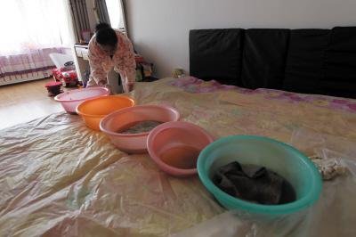 石屏楼上漏水，住户失联，小区没物管，业主维权难！律师来支招……